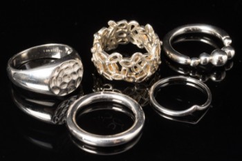 Five sterling silver rings. (5)