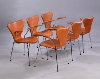 Arne Jacobsen. Et sæt på seks armstole Syveren, model 3207, cognacfarvet anilinlæder (6)