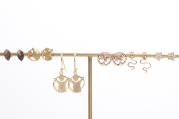 Five pairs of gold-plated sterling silver earrings (5)