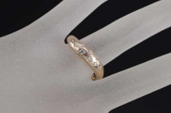 Scruples. Diamond ring of 14 kt. gold with satin surface, 0.12 ct.