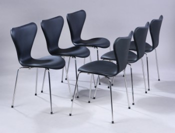 Arne Jacobsen. Et sæt på seks stole Syveren, model 3107, sort anilinlæder. Ny Siddehøjde 46,5 cm. (6)