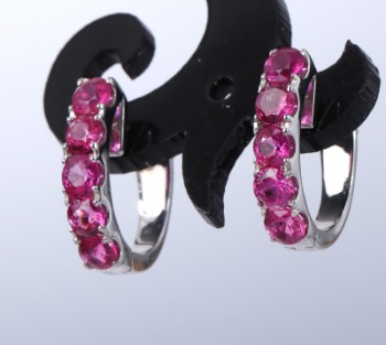 A pair of ruby ??studs in 18 kt. white gold, 1.32 ct. (2)
