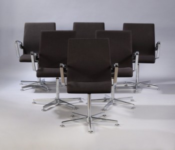 Arne Jacobsen. Oxford low back chairs, upholstered in brown fabric (6)