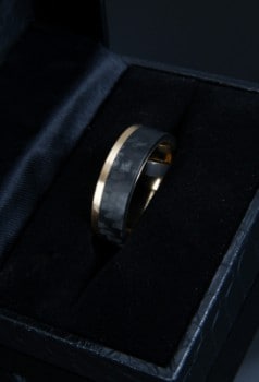 Carbon ring med 14 kt. guld