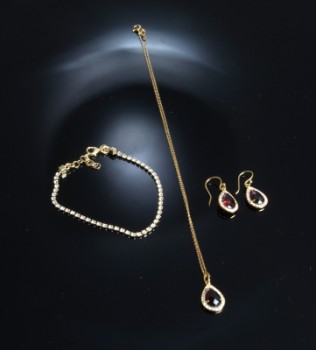 Bracelets, earrings and necklaces with garnets
