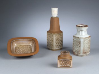 Ejnar Johansen for Søholm. A collection of stoneware in series with geometric pattern, lamp, bowl, vases (4)