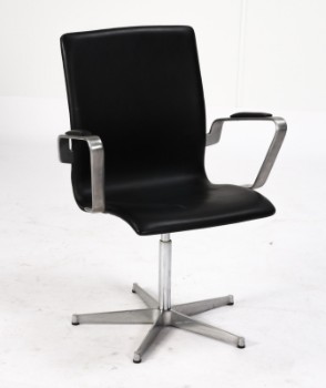 Arne Jacobsen. Oxford kontorstol / armstol, sort læder