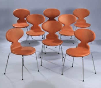 Arne Jacobsen. Et sæt på otte stole, Myren, model 3101, cognacfarvet anilinlæder. (8)