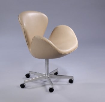 Arne Jacobsen. Svanen Black Label, i lyst læder med hjul på drejelig fempasfod af aluminium med hjul, model 3323