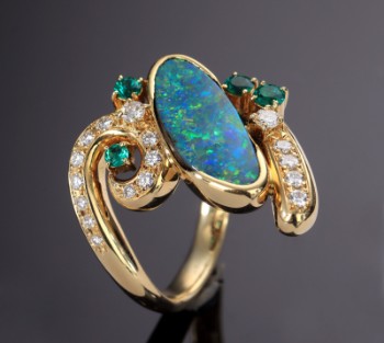 Opal-, smaragd- og diamantring af 18 kt. guld