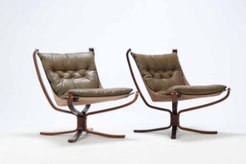 Sigurd Ressell (1920-2002). Par lænestole med stel af formspændt mørkbejdset bøgetræ, udspændt med kanvas, løse hynder betrukket med knapsyet grøn læder.