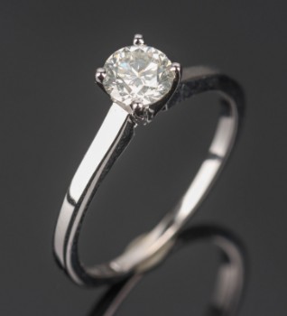 Solitaire diamond ring of 14 kt. white gold, of approx. 0.72 ct.