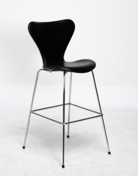 Arne Jacobsen. Syver barstol med sort anilin læder