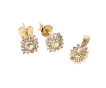 A diamond jewellery set of 14k gold consisting of a pair of ear studs and a pendant. (3)