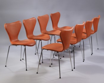 Arne Jacobsen. Et sæt på otte stole Syveren, model 3107, cognacfarvet anilinlæder. Ny siddehøjde 46,5 cm (8)