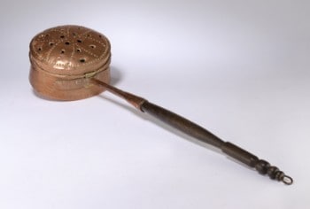 Engelsk varmebækken i kobber med gennembrydninger og træskaft, ca. 1800