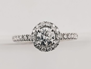 Halo diamond ring of 14 kt. white gold, total approx. 0.79 ct.