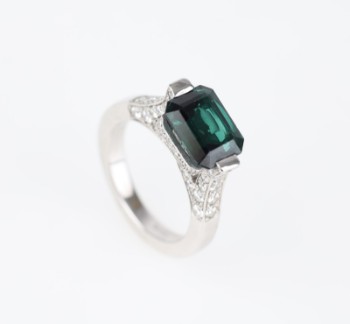 A tourmaline and diamond ring of 18k white gold