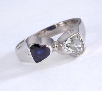 Ring i 18 kt. hvidguld med hjertesleben diamant og safir