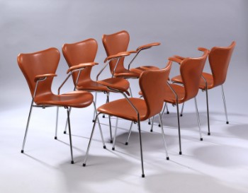 Arne Jacobsen. Et sæt på seks armstole Syveren, model 3207, Cognacfarvet anilinlæder. (6)