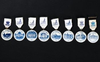 Royal Copenhagen / Kongeligt Porcelæn. Samling medaljer bl.a. 200 års jubilæumsmarch m.m. (8)