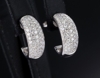 A pair of brilliant earrings in 18 kt. white gold, 0.85 ct. (2)