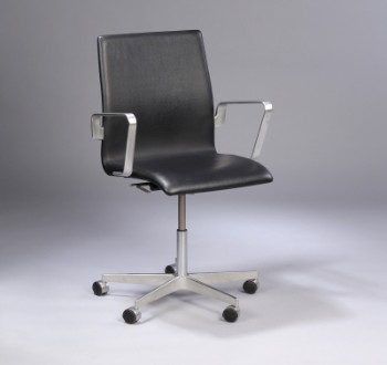 Arne Jacobsen. Oxford office chair, black leather, 2017