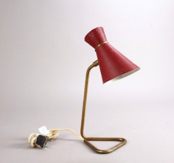Dansk lampeproducent. Bordlampe af messing / rødlakeret metal