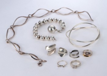 Sue Sandek and others A collection of sterling silver and silver jewelery (9)