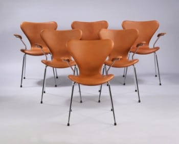 Arne Jacobsen. Et sæt på seks armstole Syveren, model 3207, Cognacfarvet Vacona anilinlæder. (6)
