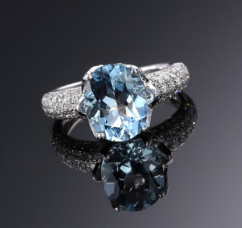 Cocktail ring of 9 kt. white gold adorned with aquamarine and diamonds, total approx. 2.82 ct.