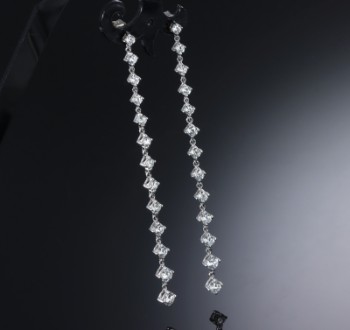 A pair of long cocktail diamond danglers in 14 kt. white gold, total approx. 2.80 ct. (2)