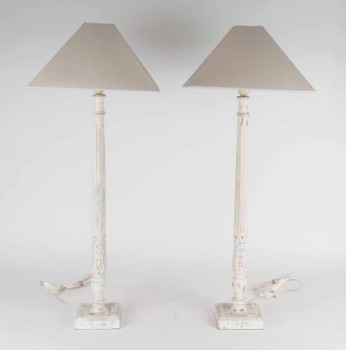 Par moderne hvide bordlamper i gammel form. (2)