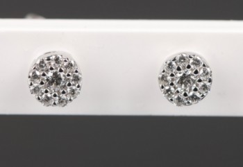Diamonds by Frisenholm. Et par diamantørestikker af 14 kt. hvidguld (2)