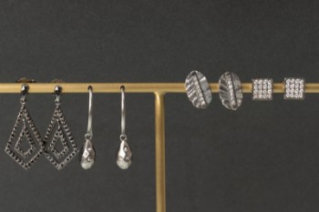 Collection of earrings and studs in oxidized sterling silver. (8)