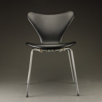 Arne Jacobsen. Syver stol model 3107, classic læder