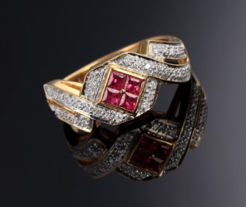 English ruby and brilliant ring in 18 kt. gold