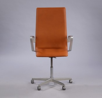 Arne Jacobsen. Oxford office chair, medium high back, cognac aniline leather