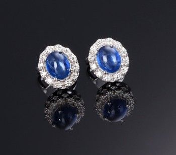 A pair of rosette earrings in 18 kt. white gold with sapphires and diamonds (2)