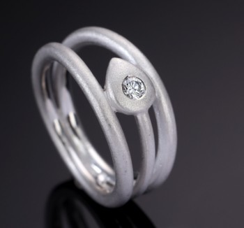 Modern diamond ring of oxidized 18 kt. white gold