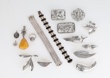 Volmer Bahner, Christian Veilskov, Bernhard Hertz, A. Michelsen and others: Collection of older silver jewellery, 147 g.