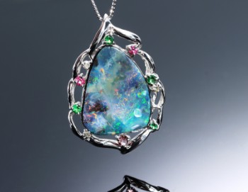 Necklace of 18 kt. white gold set with gemstone and diamond pendant adorned with a large Boulder opal (w/ certificate)