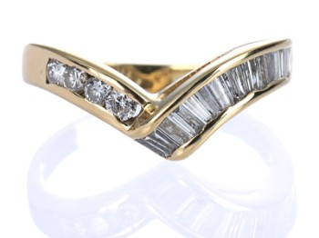 Brilliant and diamond ring of 18 kt. gold with V-shaped front, total 0.70 ct