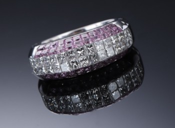 Pink sapphire and diamond ring of 18 kt. white gold - total approx. 3.12 ct.
