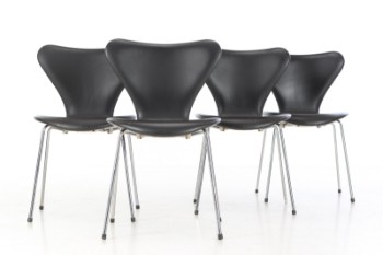 Arne Jacobsen for Fritz Hansen. Et sæt på fire Syveren stole, model 3107, sort læder (4)
