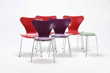 Arne Jacobsen (1902-1971) for Fritz Hansen: Fem 7er-stole, model 3107 samt en taburet (6)