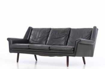 Dansk møbelproducent. Tre-pers. sofa, sort læder og teak 1960erne.