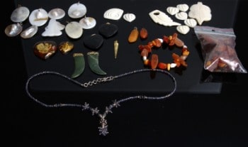 Samling vintage smykker og smykkedele