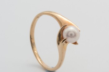 Ring with Akoya Saltwater Culture Pearl, 8 kt. gold, size 54