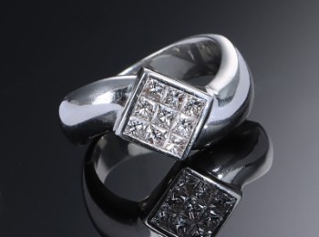 Moderne diamantring af platin med 9 pinsesseslebne diamanter, i alt 0.72 ct